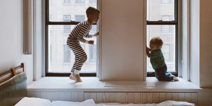 Zwei Kinder spielen in einem Hotel. In der Schweiz gibt es zahlreiche Hotels und Restaurants, die Kinder verbieten. (Symbolfoto) Kinder