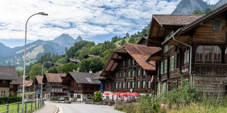 Die Dorfstrasse in Boltigen. - Simmental