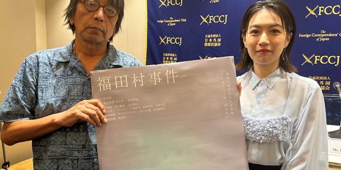 Dokumentarfilmer Tatsuya Mori hält ein Werbeposter von seinem ersten Spielfilm «September 1923 neben der Schauspielerin Mai Kiryu, die im Film eine Zeitungsreporterin spielt. Tatsuya Mori