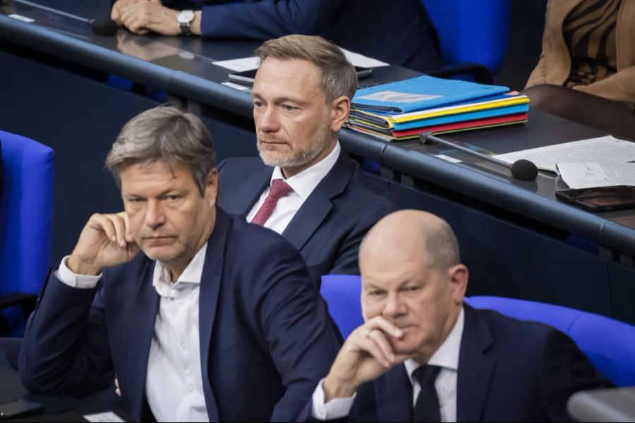 Christian Lindner, Robert Habeck und Bundeskanzler Olaf Scholz verfolgen die Debatte im Deutschen Bundestag.