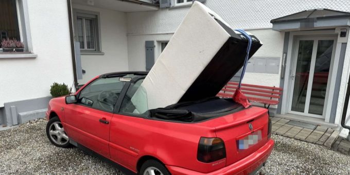 St. Gallen: Frau transportiert Sofa in offenem Cabriolet. Stadtpolizei