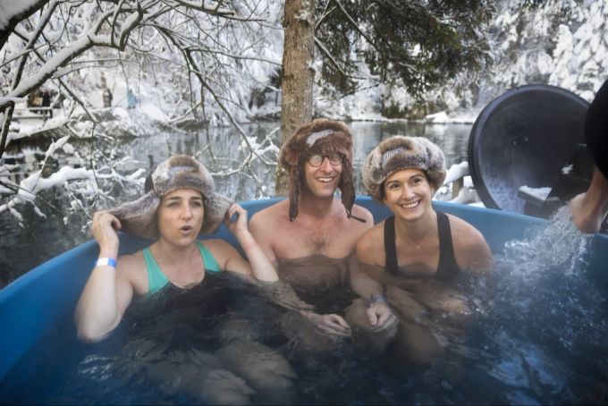 Aufwärmen ist angesagt: Flavia Wasserfallen, Nationalratspräsident Martin Candinas und Nationalratsvizepräsidentin Maja Riniker, von links, wärmen sich nach dem Schwimmen im Blausee im heissen Pool auf. blausee-schwimmen bern