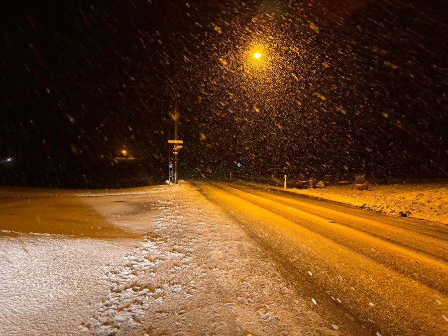 In Hausen am Albis ZH sind die Felder und auch die Strasse schneebedeckt.