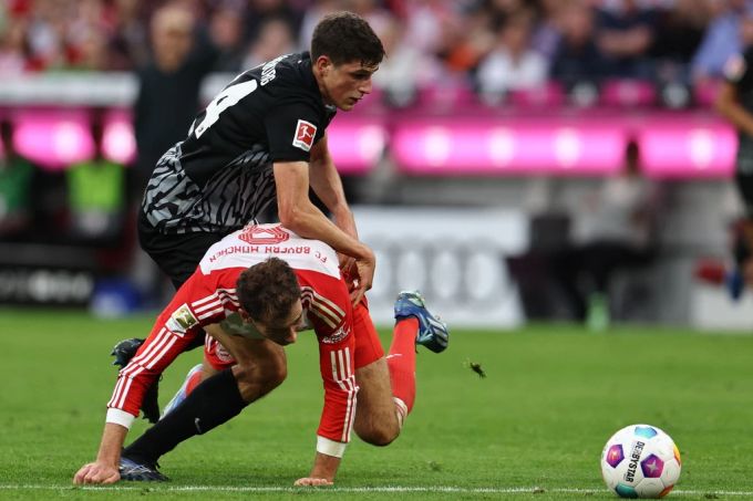 Bayern-Spieler Leon Goretzka im Duell mit Merlin Roehl vom SC Freiburg. Leon Goretzka Bayern München.
