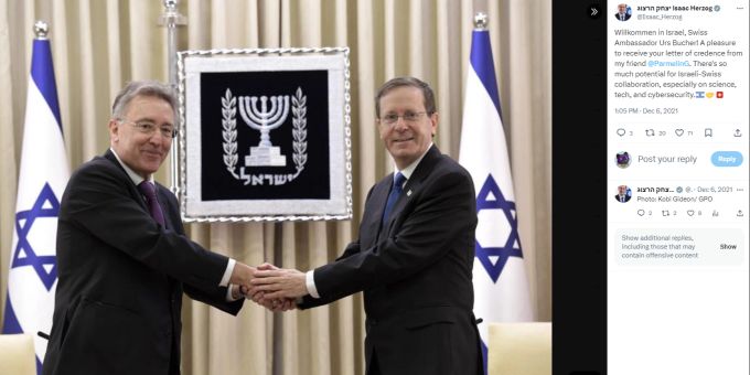 Urs Bucher (links) ist seit zwei Jahren Schweizer Botschafter in Israel. Hier wird er im Dezember 2021 von Israels Staatspräsident Isaac Herzog zu seiner neuen Aufgabe in Tel Aviv begrüsst. Urs Bucher Israel Hamas