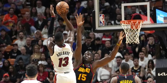 Der Schweizer NBA-Star Clint Capela (15) versucht, einen Wurf von Miamis Bam Adebayo zu blocken. NBA Clint Capela