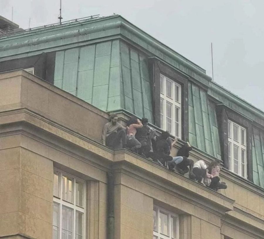 Studierende verstecken sich auf dem Dach vor dem Todesschützen an der Karls-Universität in Prag.