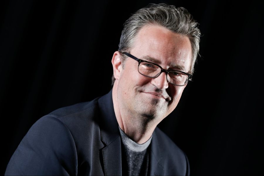 In seiner 2022 veröffentlichten Autobiografie hatte Matthew Perry offen über seinen jahrzehntelangen Kampf gegen Alkohol-, Drogen- und Tablettensucht geschrieben.