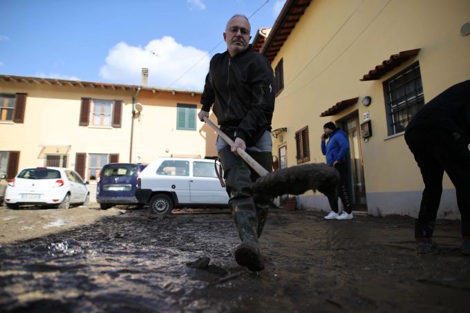 Die Strassen sind mit Schlamm bedeckt. At least five dead after storm hits Italy