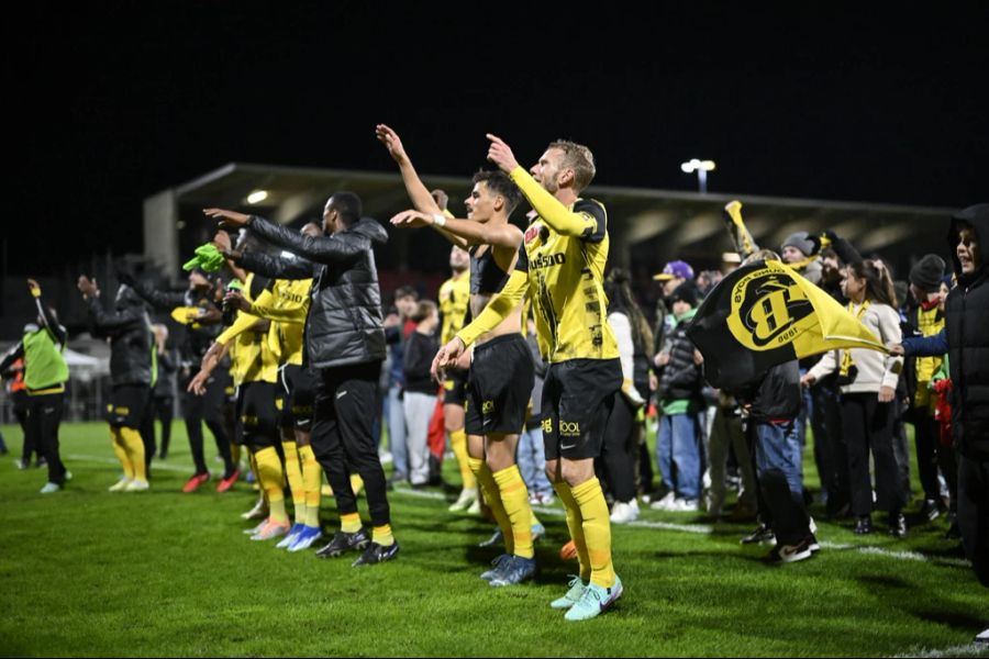 Die YB-Spieler feiern das Weiterkommen in Rapperwil-Jona.