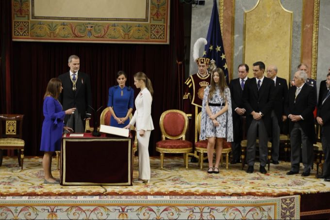 Vor den Augen ihres Vater, König Felipe, schwört Prinzessin Leonor Spanien die Treue. Leonor