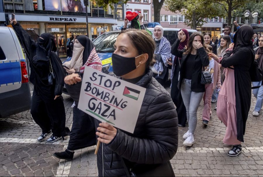 Zahlreiche Menschen solidarisieren sich entweder mit Israel oder mit Palästina.