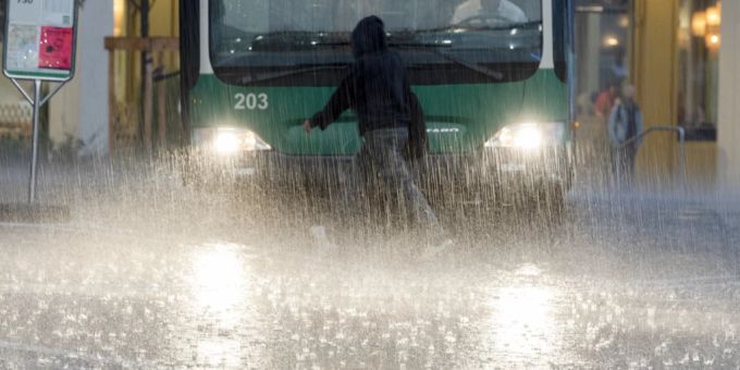 Gefahrenstufe 3 - Bund warnt am Freitag vor Starkregen und Sturmböen