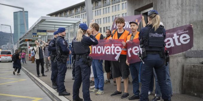 Klimaaktivisten Stehen Wegen Autobahnblockade Vor Zürcher Gericht | Nau.ch