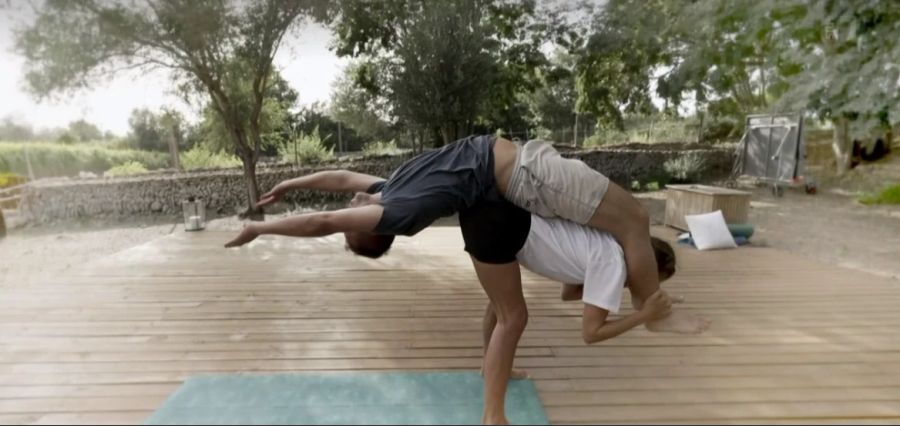 Jan Fitze probierte Akro-Yoga.