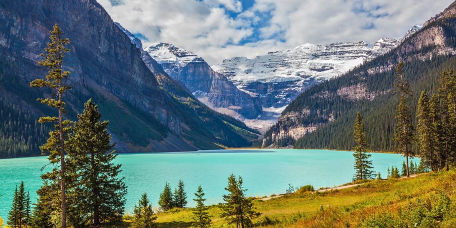 Verschneite Berge blauer Bergsee.