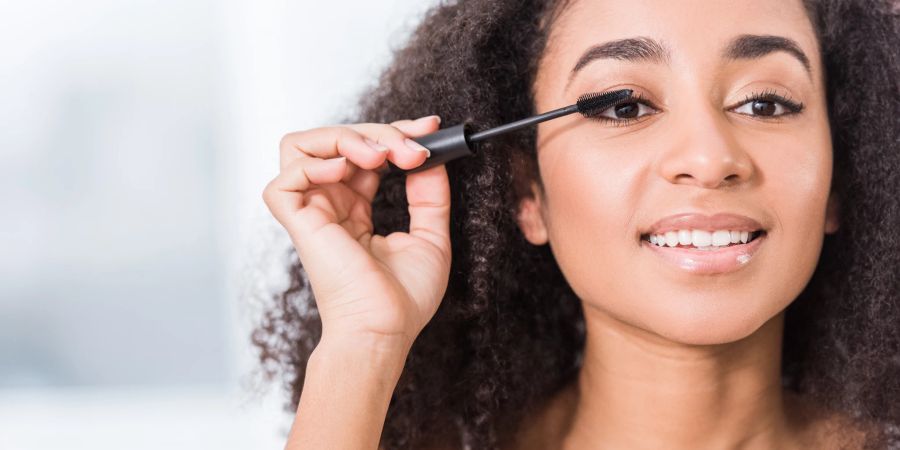 Müssten Sie sich auf ein Make-up-Produkt beschränken, wäre das für viele Frauen der Mascara.