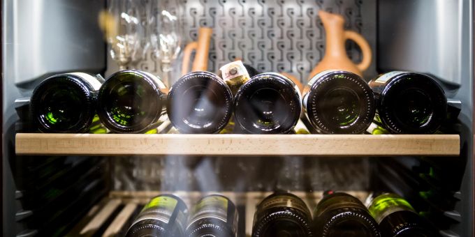 Weinflaschen liegen im Kühlschrank. Wein Kühlschrank