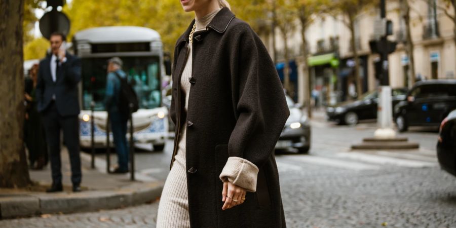 Streetstyle Caro Dauer in schwarzem Mantel.