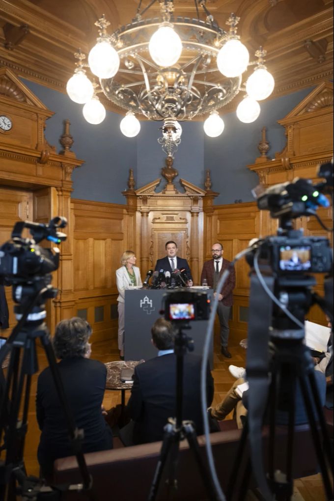 Alt Nationalrätin Sandra Locher Benguerel (Links) unterstützt ihren SP-Parteikollegen Jon Pult (Bildmitte) im Wahlkampf für den frei werdenden Bundesratssitz. (Archivbild) Bundesratswahlen Bundesrat Pult Benguerel