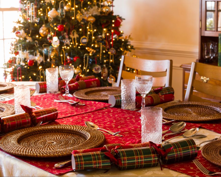 Gedeckte weihnachtliche Festtafel