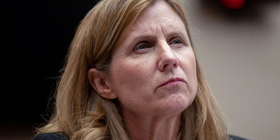 Die Präsidentin der University of Pennsylvania, Liz Magill, hört während einer Anhörung des Bildungsausschusses des Repräsentantenhauses auf dem Capitol Hill zu.