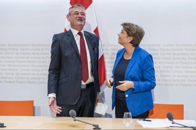 Bundesrätin Viola Amherd, rechts, diskutiert mit Jean-Daniel Ruch, nachdem dieser vom Bundesrat zum Staatssekretär für Sicherheitspolitik ernannt wurde, am Freitag, 15. September 2023 in Bern. Viola Amherd Jean-Daniel Ruch