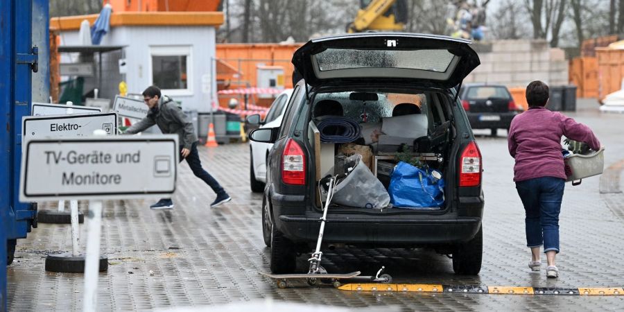 In vielen Städten und Gemeinden gibt es Recyclinghöfe, die Elektroschrott sammeln und recyceln.