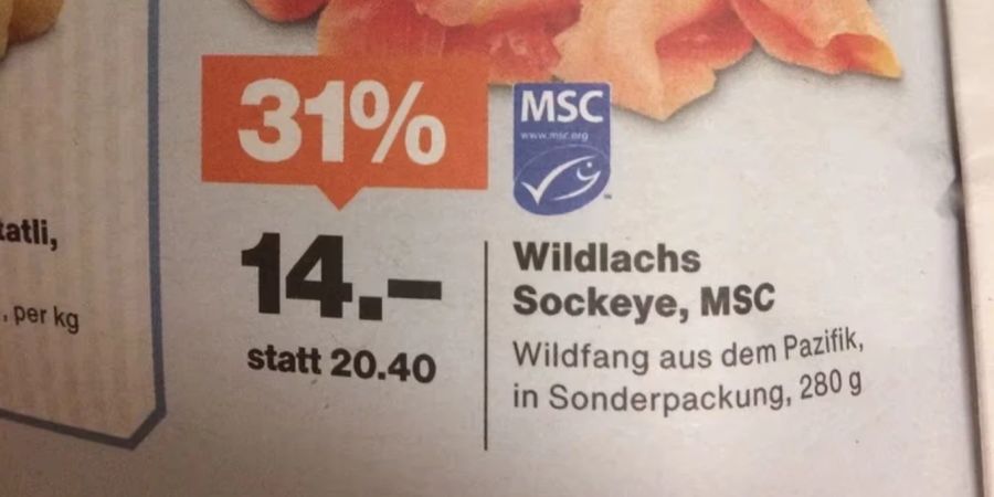 Oft sind Lachsprodukte sogar im Angebot – ein Verkaufsargument, das bei keinem anderen Fisch so stark genutzt wird. (Archivbild)