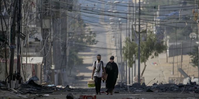 Ein Palästinenser und seine Mutter gehen durch Gaza-Stadt. (Symbolbild) israel-krieg gazastreifen