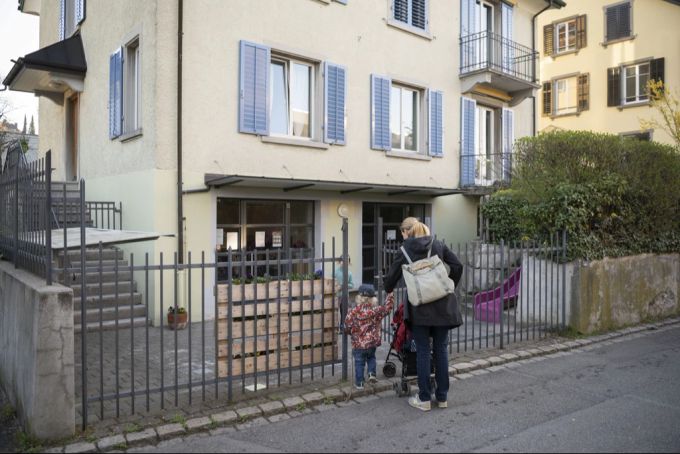 Eltern in Basel werden bald finanziell entlastet. Kita
