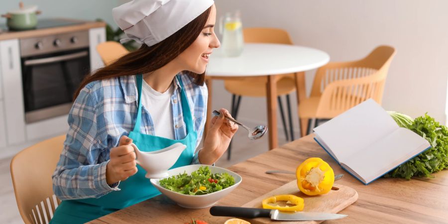 Junge Frau macht Salat