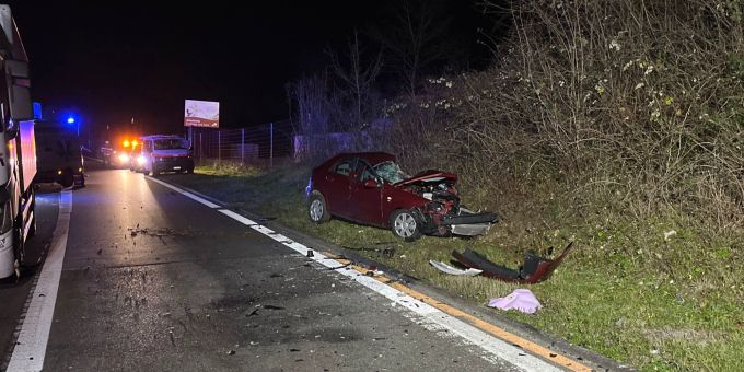 Aesch BL - Frau (†35) stirbt bei Frontalkollision mit Lieferwagen