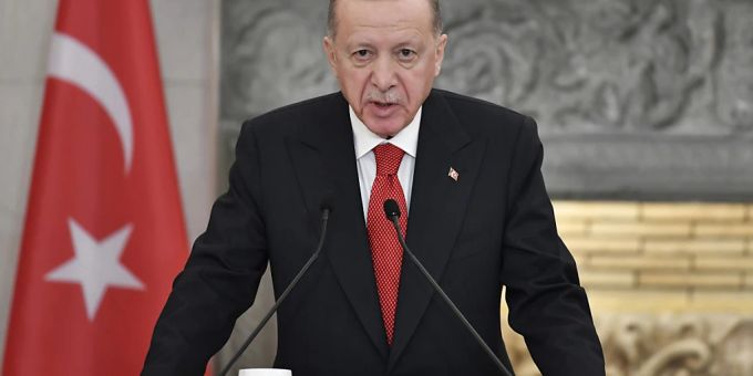 Der türkische Präsident Recep Tayyip Erdogan hat den israelischen Ministerpräsidenten Benjamin Netanjahu erneut für das Vorgehen im Gaza-Krieg angegriffen. (Archivbild) Erdogan