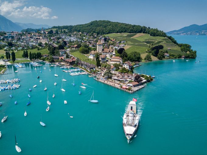 Schlösser – hier Spiez – werden Richtung Oberland häufiger. Dorf am See