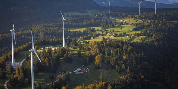 Die Windkraftanlage in Sainte-Croix besteht aus sechs Windrädern und ist damit die zweitgrösste der Schweiz. Windkraftanlage Waadt