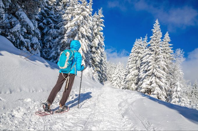 Die weisse Landschaft erkundigen - auf Schneeschuhwanderschaft. Schneeschuhe, Wandern, Schnee