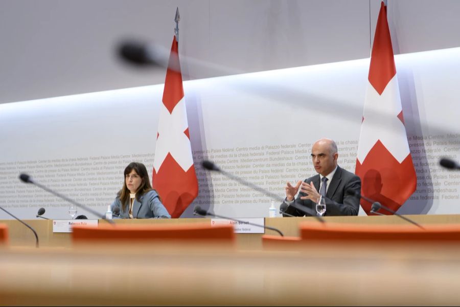 Der Bundesrat möchte das Epidemiengesetz in gewissen Punkten präzisieren und hat eine Revision beschlossen. Im Bild: Bundesrat Alain Berset und GDK-Vizepräsidentin Rebecca Ruiz.