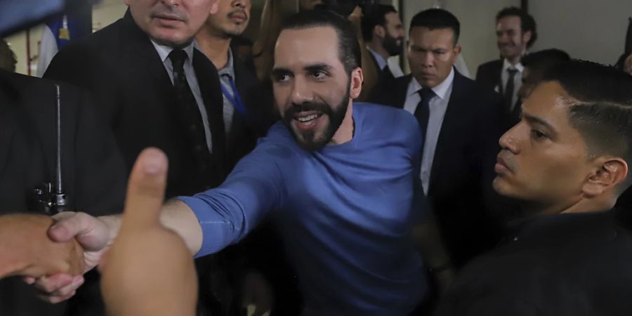 Nayib Bukele (M), Präsident von El Salvador, drückt einem Anhänger die Hand, nachdem er sich als Präsidentschaftskandidat der Partei Nuevas Ideas (Neue Ideen) angemeldet hat. Trotz eines Verfassungsverbots hat sich der Staatschef offiziell als Kandidat für eine zweite Amtszeit registrieren lassen. Foto: Salvador Melendez/AP