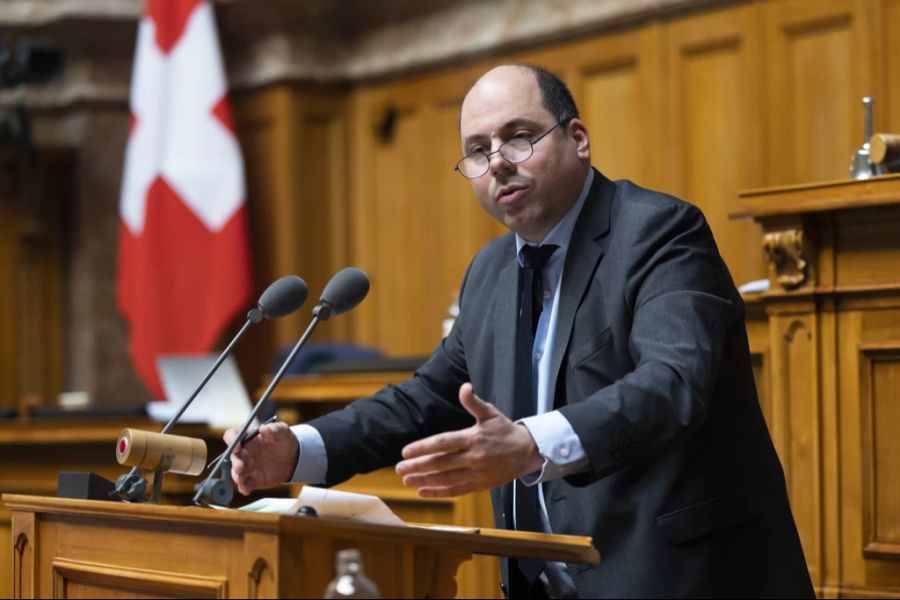 Sicherheitspolitiker Mauro Tuena (SVP/ZH) bestätigt, der Rückzug Ruchs vom Posten beim Bund sei auf dessen Privatleben zurückzuführen.