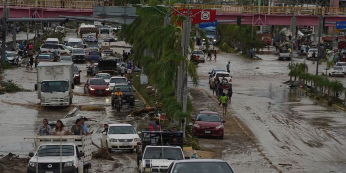 Eine Strasse in Acapulco, Mexiko, ist als Folge des Hurrikans «Otis» überschwemmt worden. «Otis»