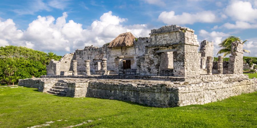 Der Palast von Tulum, alte Ruine im tropischen Gras.