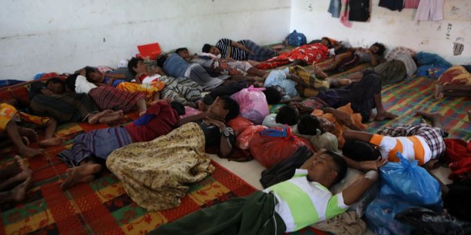 Rohingya-Flüchtlinge ruhen sich in einer Notunterkunft in Pidie aus. Rohingya