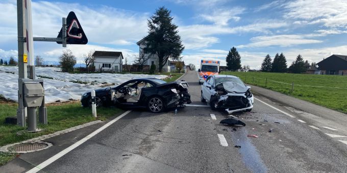 Beim Unfall wurden drei Personen verletzt. Beim Unfall wurden drei Personen verletzt.