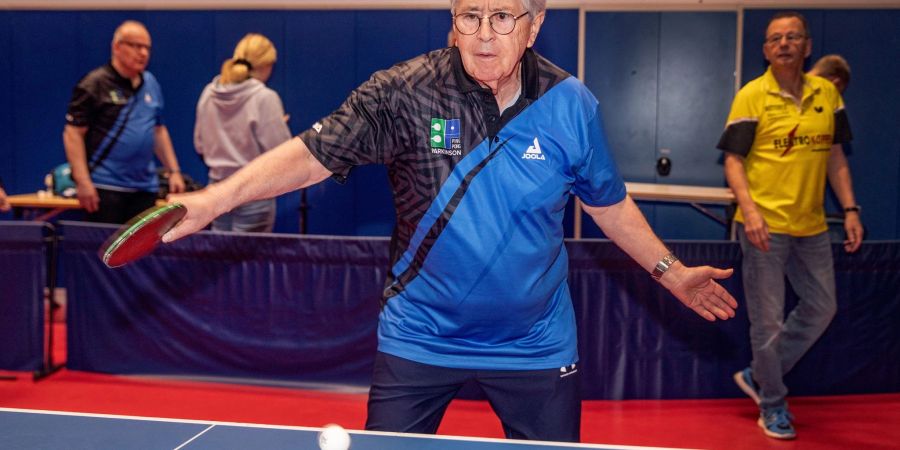 Der Moderator Frank Elstner nimmt am internationalen Tischtennis-Event «PingPongParkinson German Open» teil. Gegen die fortschreitende Bewegungsverarmung bei Parkinson helfen nicht nur Medikamente, sondern auch aktivierende Therapien.