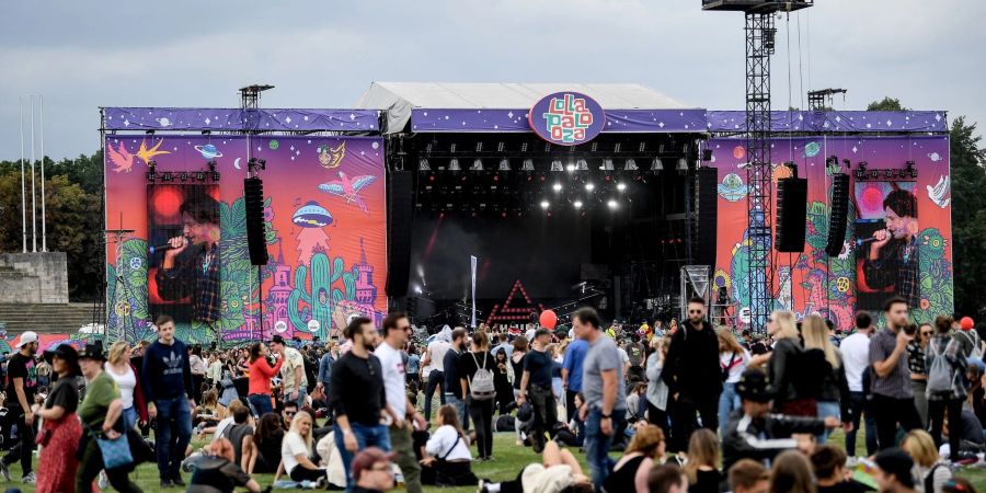 Besucher des Lollapalooza Festivals auf dem Gelände des Berliner Olympiastadions.