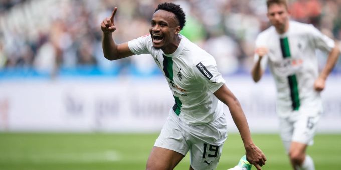 Nathan Ngoumou bringt Gladbach gegen Wolfsburg mit 1:0 in Führung. gladbach wolfsburg