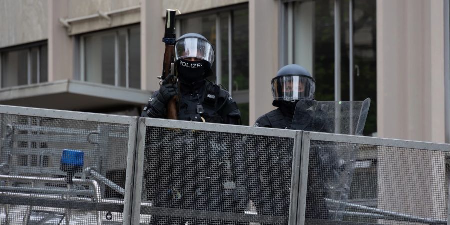 Ein Spezialeinheit der Basler Polizei nahn Alexander fest. (Symbolbild)