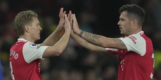 Arsenals Martin Odegaard (links) und Granit Xhaka feiern ihren Gewinn gegen Chelsea in der Premier League. champions league arsenal
