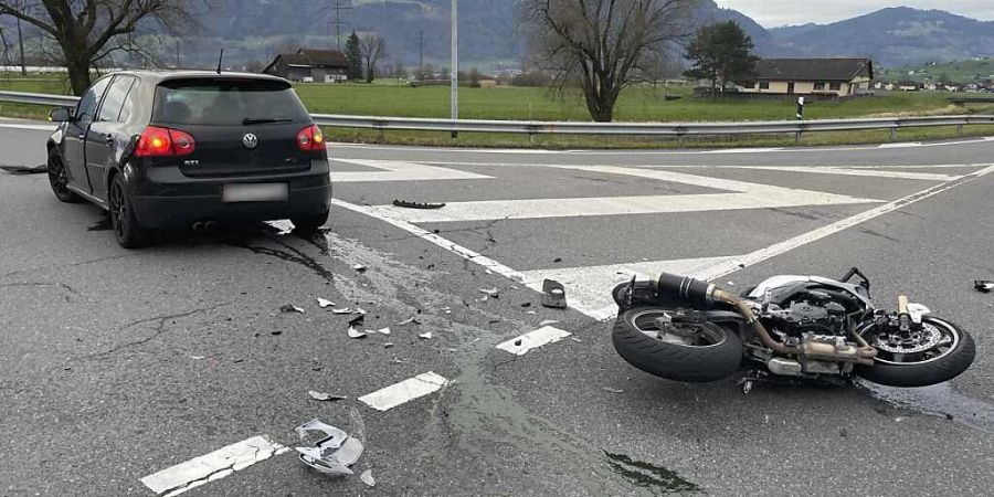 Verkehrsunfall zwischen einem Auto und einem Motorrad Ende März in Tuggen SZ. (Archivbild)